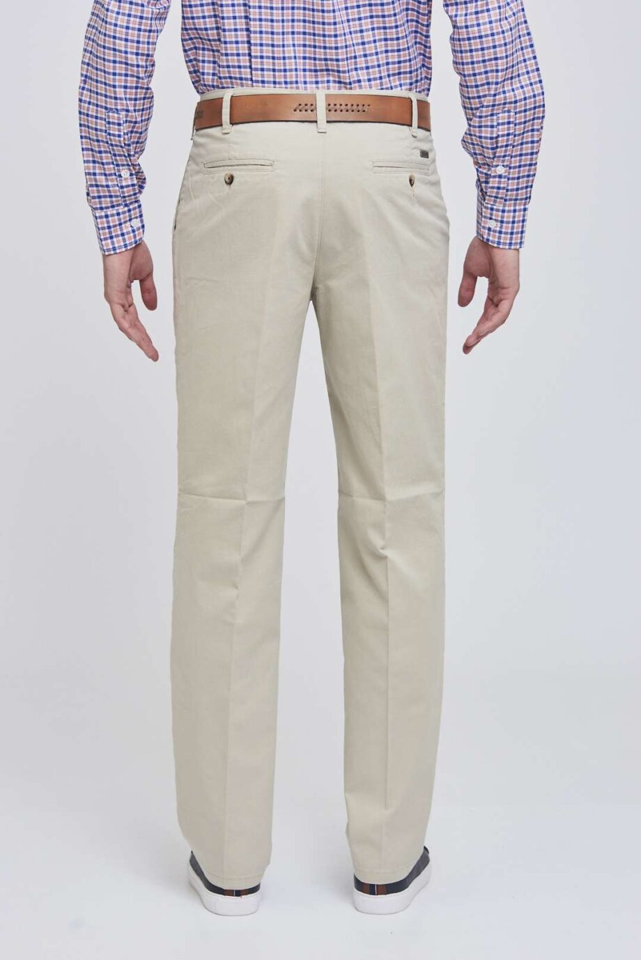 Pantalón pinzado básico de gabardina