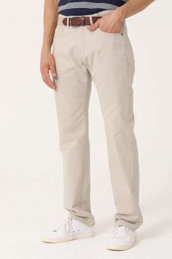 Pantalón cinco bolsillos básico calce regular de gabardina