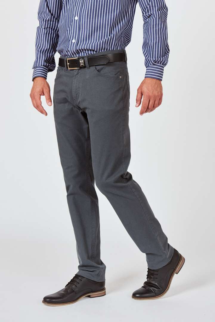 Pantalón cinco bolsillos regular básico gabardina con elastano