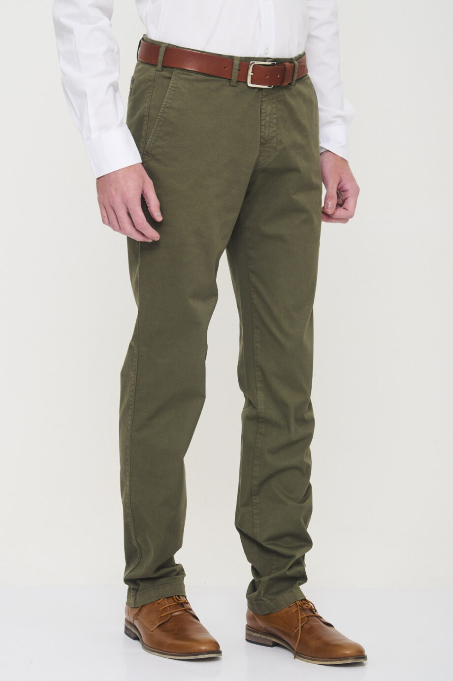 Chino básico regular fit de gabardina teñida