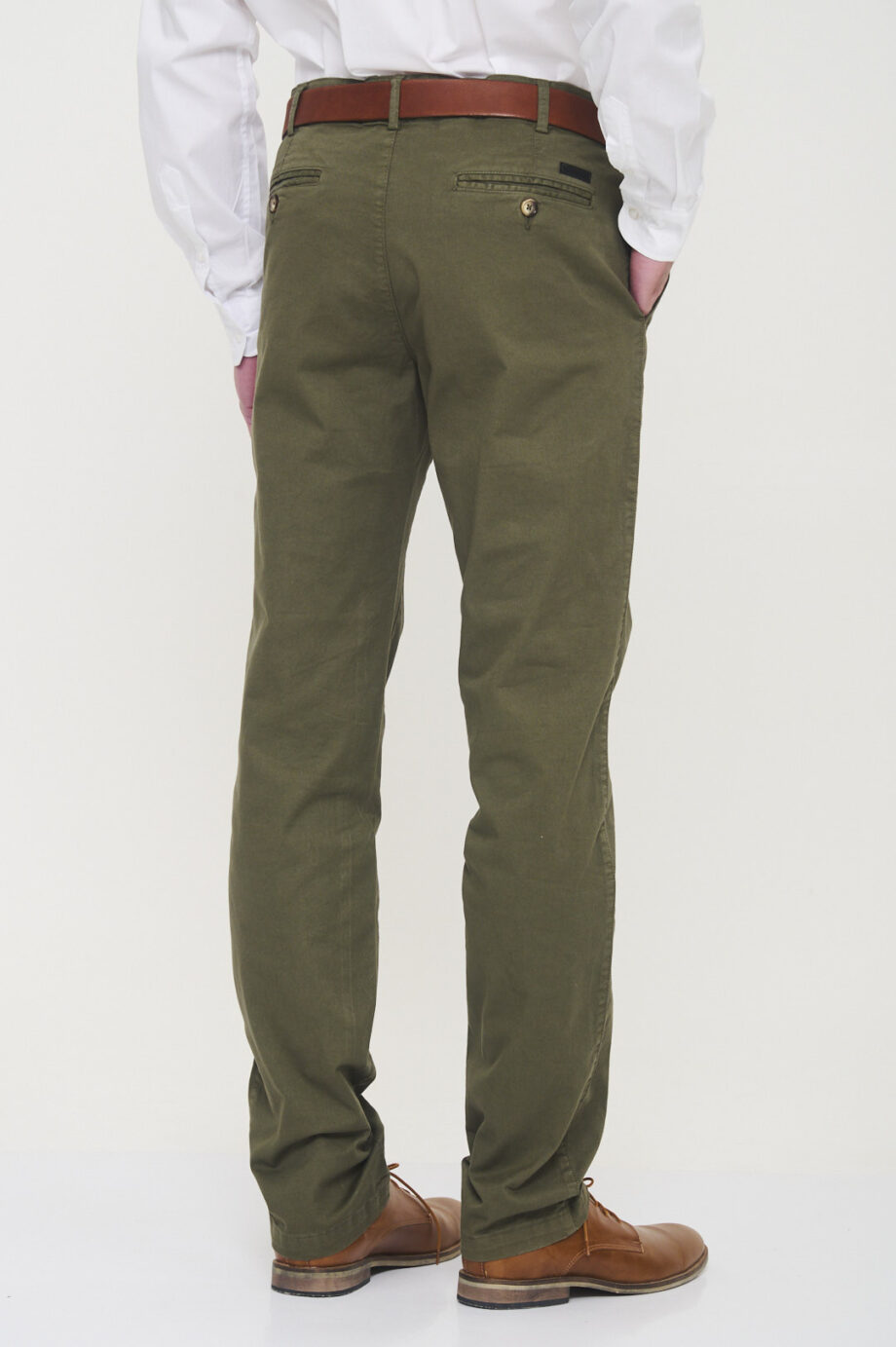 Chino básico regular fit de gabardina teñida