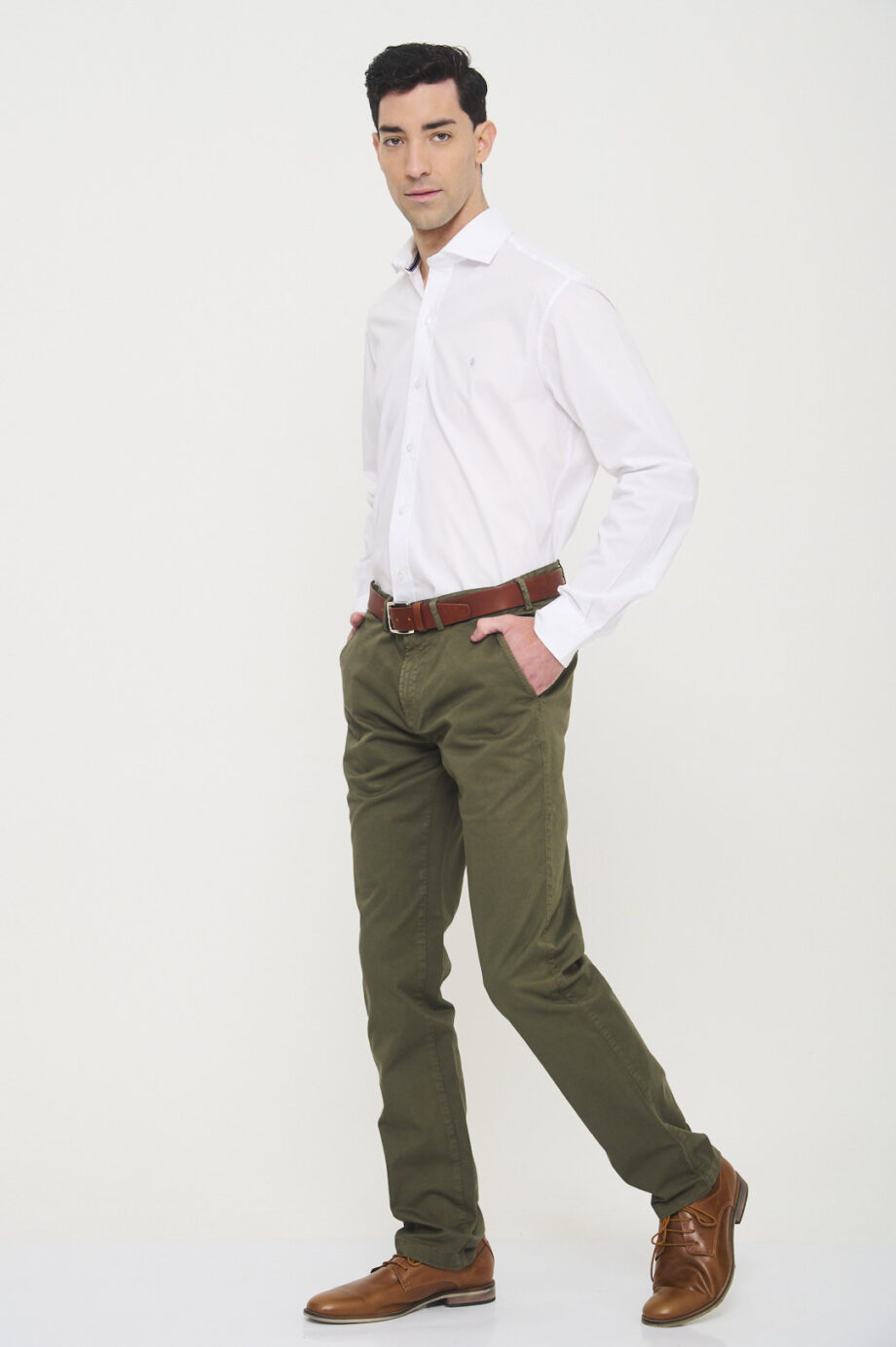 Chino básico regular fit de gabardina teñida